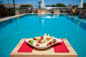 Outdoor pool, open 9:00 AM to 7:00 PM, pool umbrellas, sun loungers - Twins Hotel (Cesme)