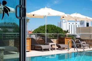 Piscina externa, funciona das 9h às 19h, guarda-sóis, espreguiçadeiras