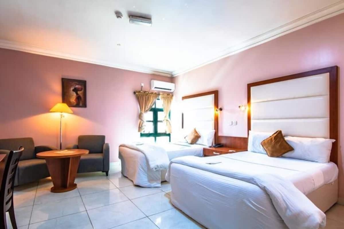 ميني بار وخزنة داخل الغرفة ومكتب وستائر تعتيم
