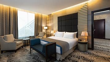 Minibar, coffres-forts dans les chambres, bureau