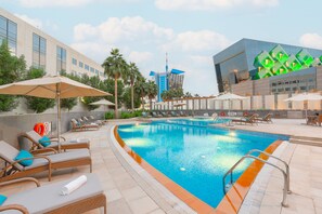 室外游泳池，07:00 至 22:00 开放，日光浴躺椅