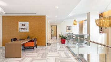 Royal-Suite, Mehrere Betten, barrierefrei, Zutritt zur Club Lounge | Minibar, Zimmersafe, Schreibtisch, laptopgeeigneter Arbeitsplatz