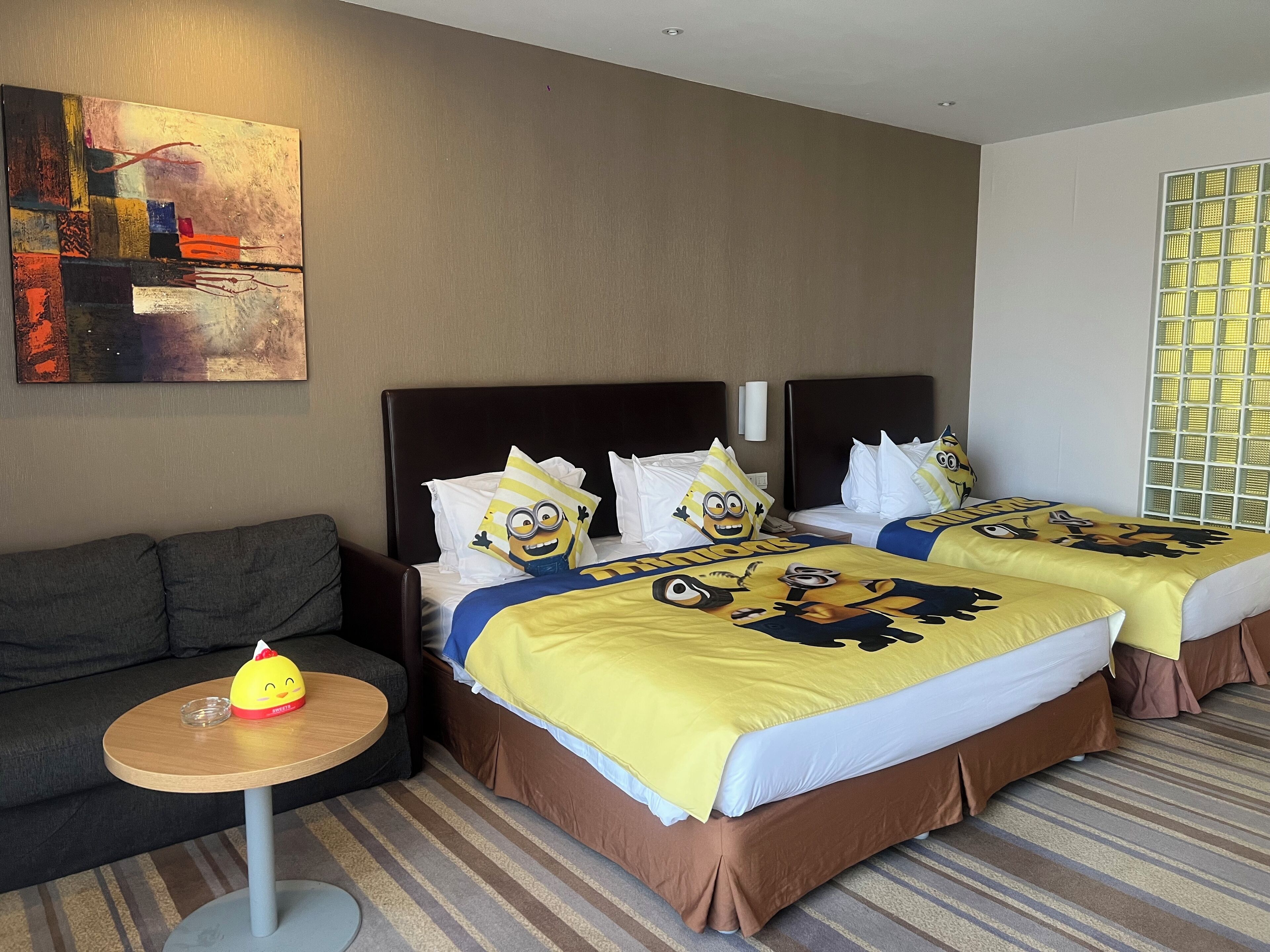 Quarto standard, várias camas (Extra Floor Space) | Cofres nos quartos, escrivaninha, quartos à prova de som