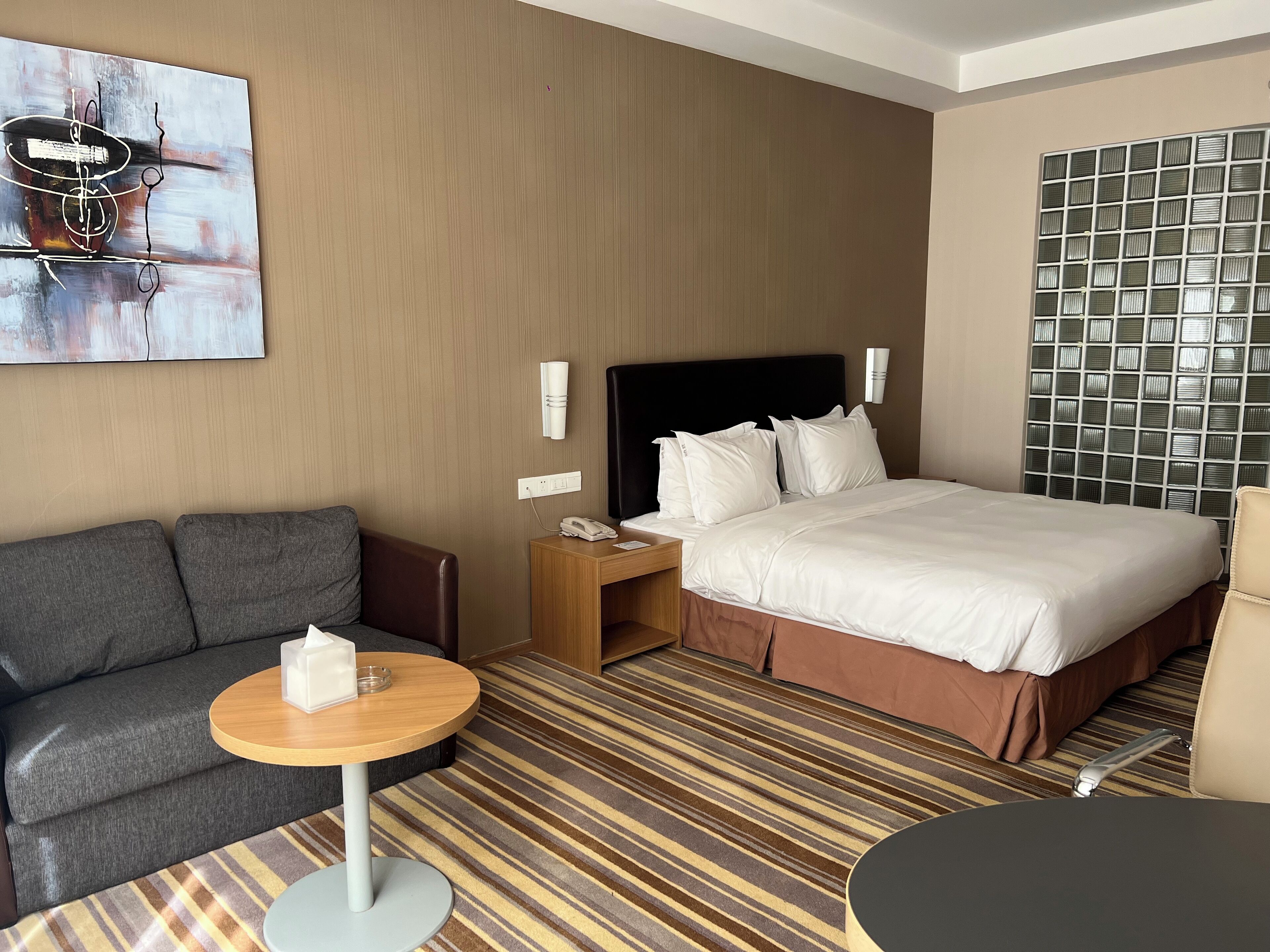 Caja de seguridad en la habitación y escritorio 