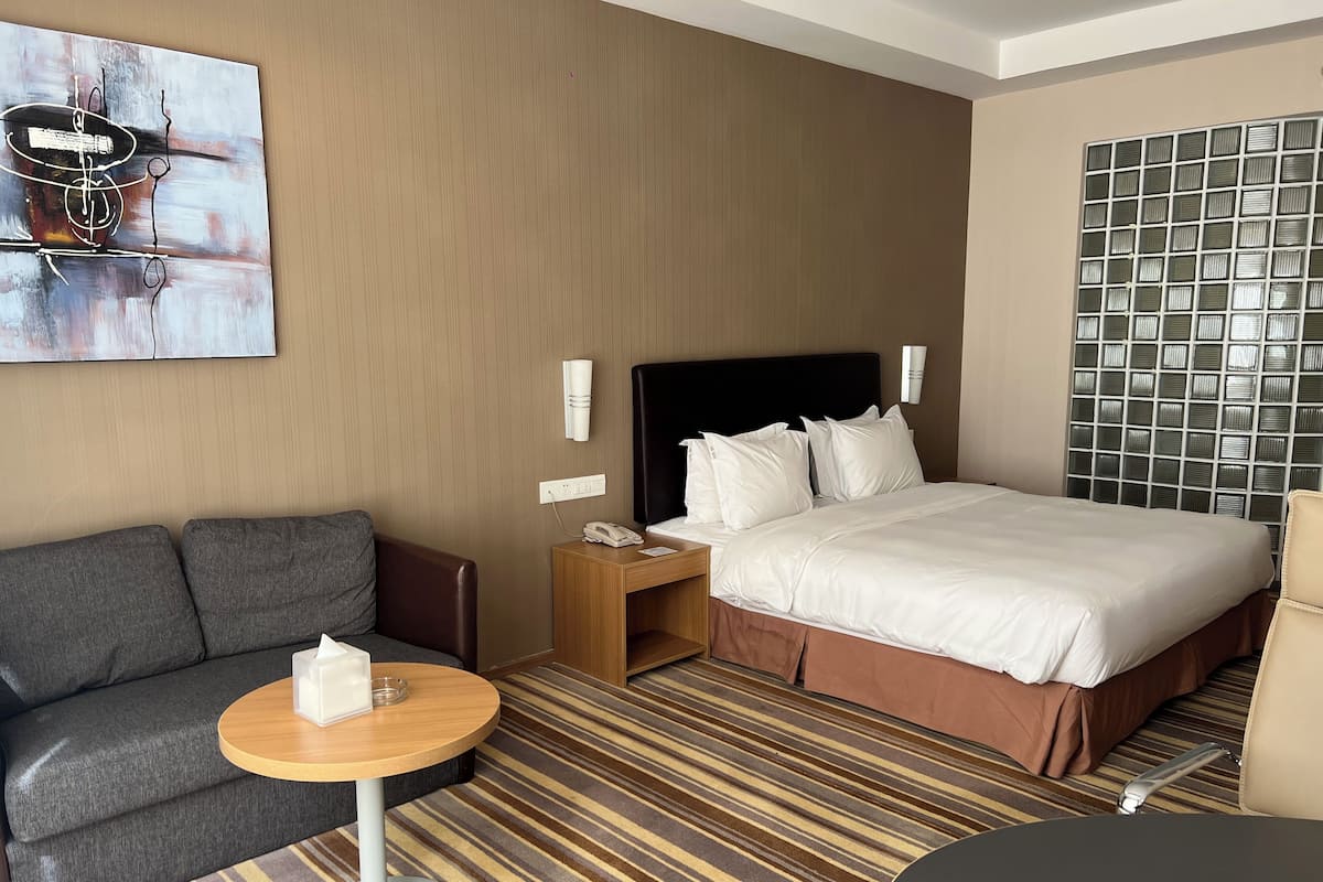 In-room safe, desk, soundproofing, free WiFi