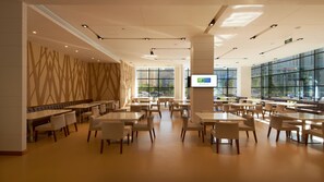 2 restauranter: frokost, lunsj og middag serveres