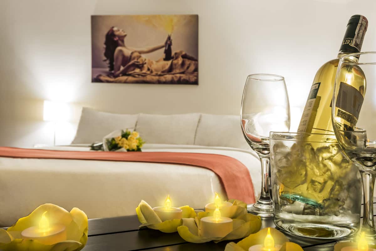 20 bedrooms, in-room safe, desk, blackout drapes