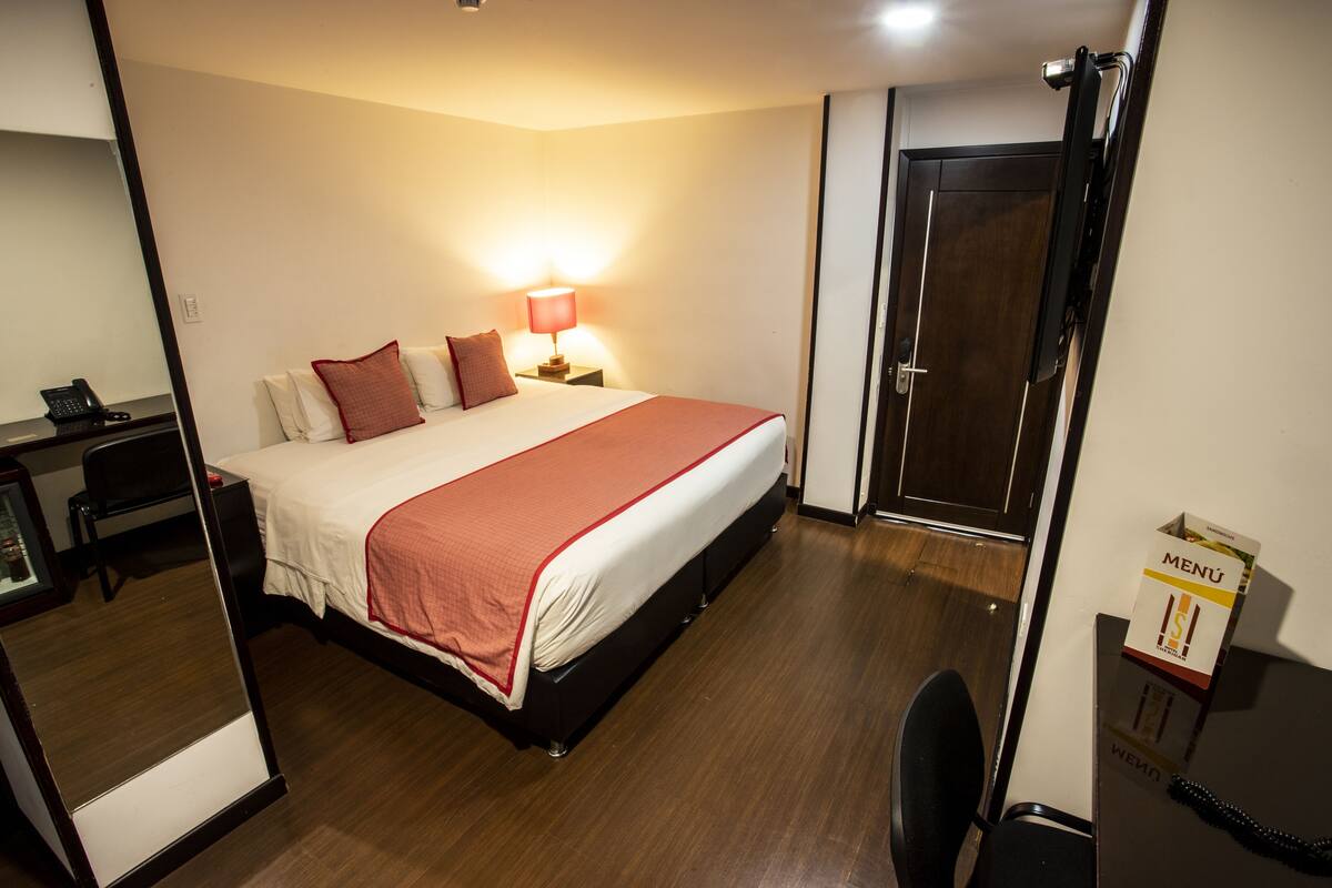 20 bedrooms, in-room safe, desk, blackout drapes