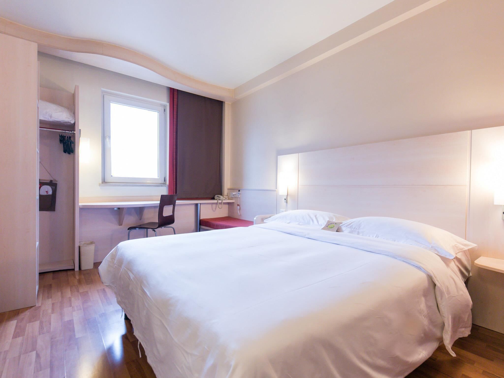 Standard Double Room | In-room safe, desk, free WiFi