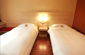 Chambre Standard avec lits jumeaux | Coffre-fort, bureau, accĂšs au Wi-Fi (inclus)