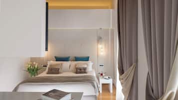 Un dormitorio moderno con una cama grande, mesitas de noche y una lámpara colgante.