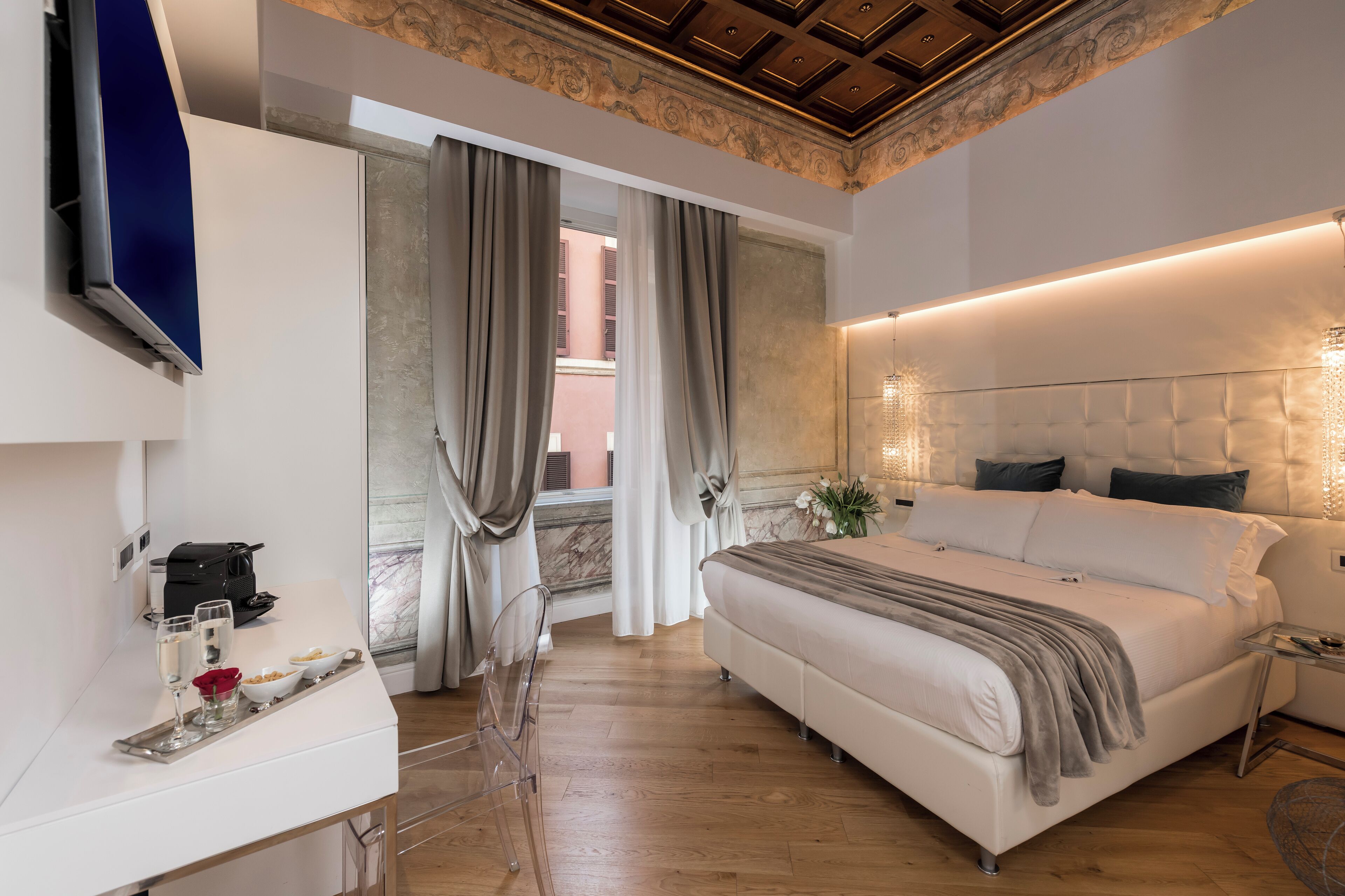 standard double or twin beds (annex: via del sudario, 27) | 1 bedroom, minibar, in-room safe, desk