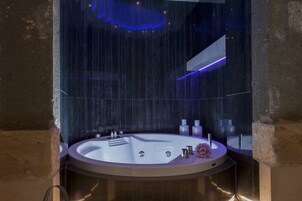 Private spa tub