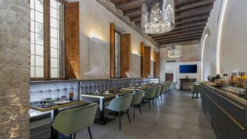 Petit déjeuner buffet (18 EUR par personne)