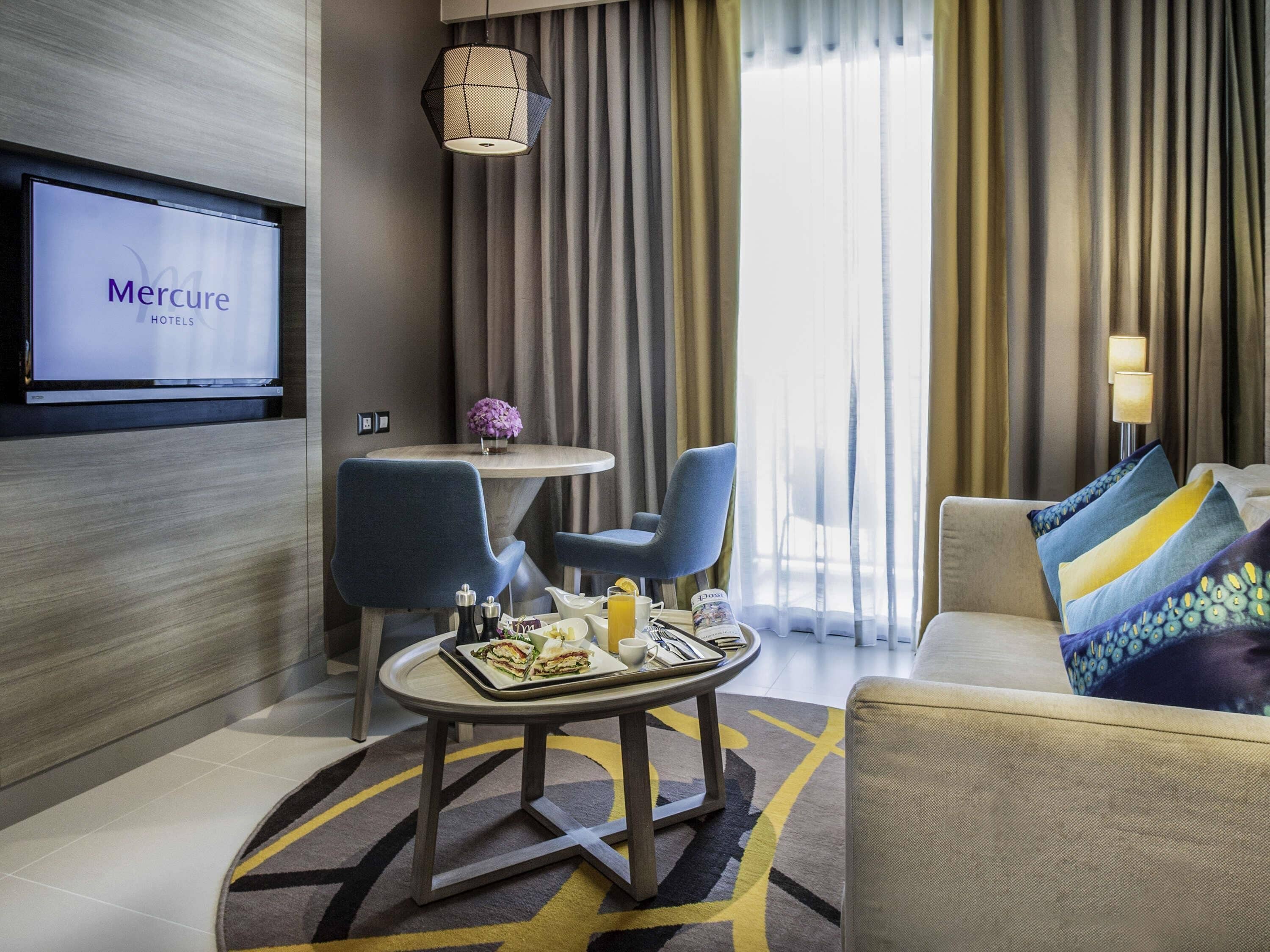 Phòng Suite, 1 giường cỡ king, quang cảnh biển | Két bảo mật tại phòng, bàn, phòng cách âm, bàn ủi/dụng cụ ủi quần áo 