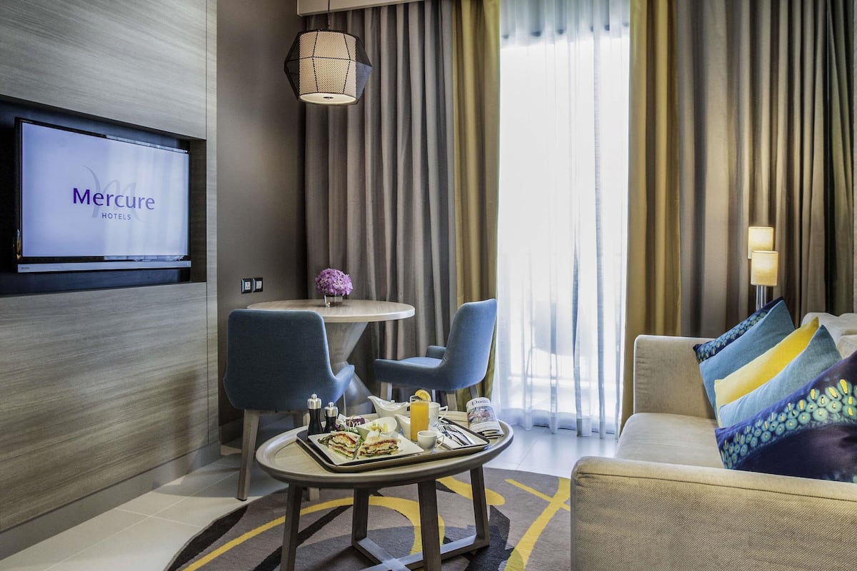 Suite, 1 Katil Raja (King), Ocean View | 1 bilik tidur, peti besi dalam bilik, meja, kalis bunyi