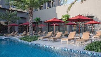 2 ulkouima-allasta, aurinkovarjoja, aurinkotuoleja