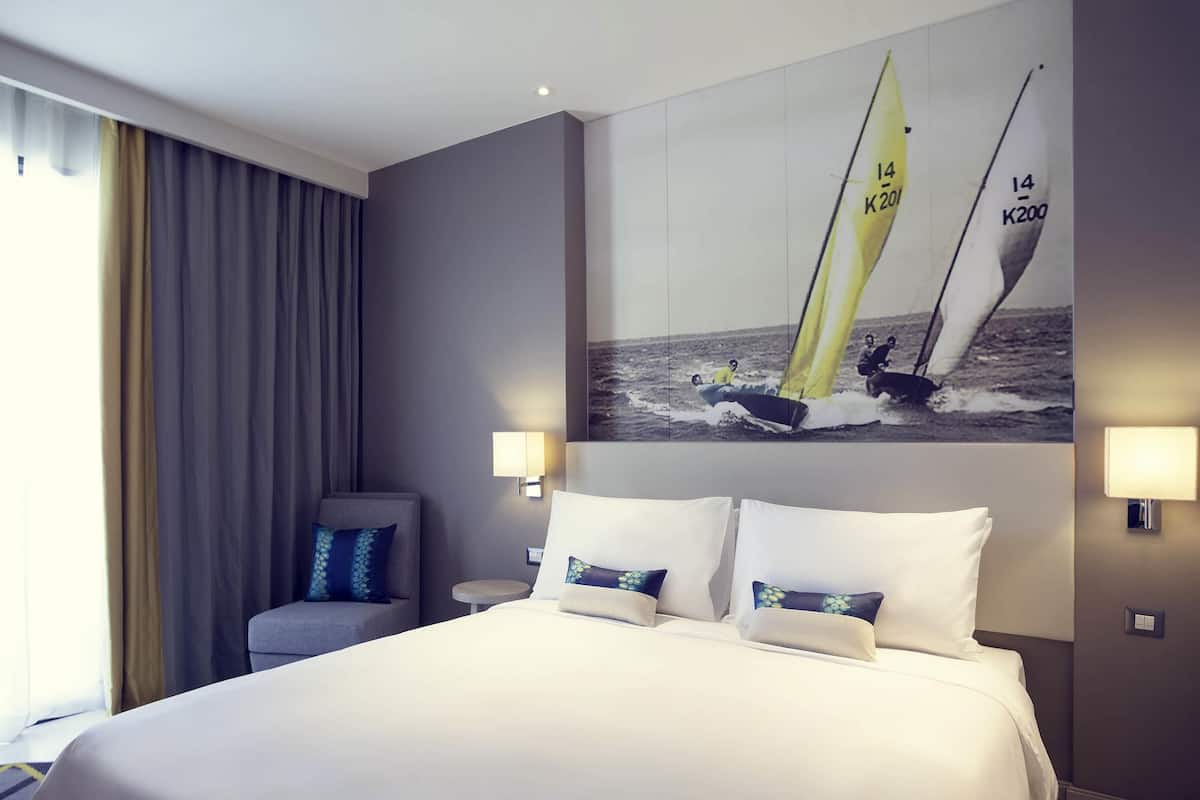 Habitación superior, 1 cama King size, vista al océano | Caja de seguridad en la habitación, escritorio y insonorización