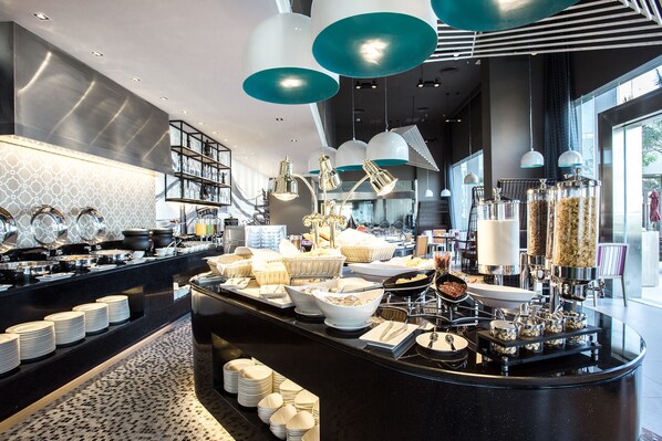A modern kitchen with a central island, stainless steel appliances, and hanging pendant lights. - Mercure Pattaya Ocean Resort (Pattaya)