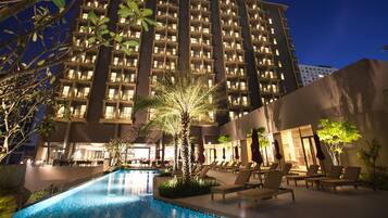 Majoituspaikan julkisivu illalla/yöllÀ