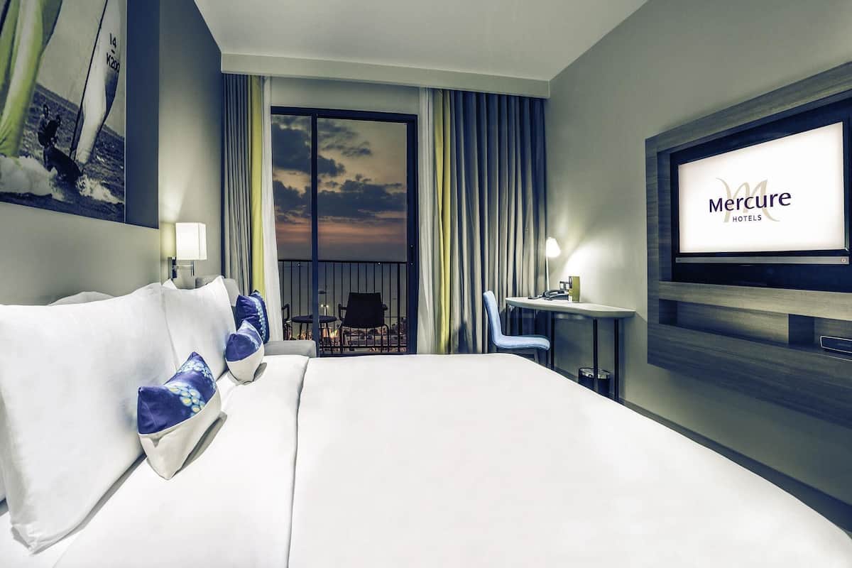 Deluxe Room, 1 King Bed, Ocean View | In-room safe, desk, soundproofing, iron/ironing board