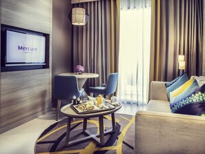 Brankas, meja kerja, kedap suara, dan setrika/meja setrika