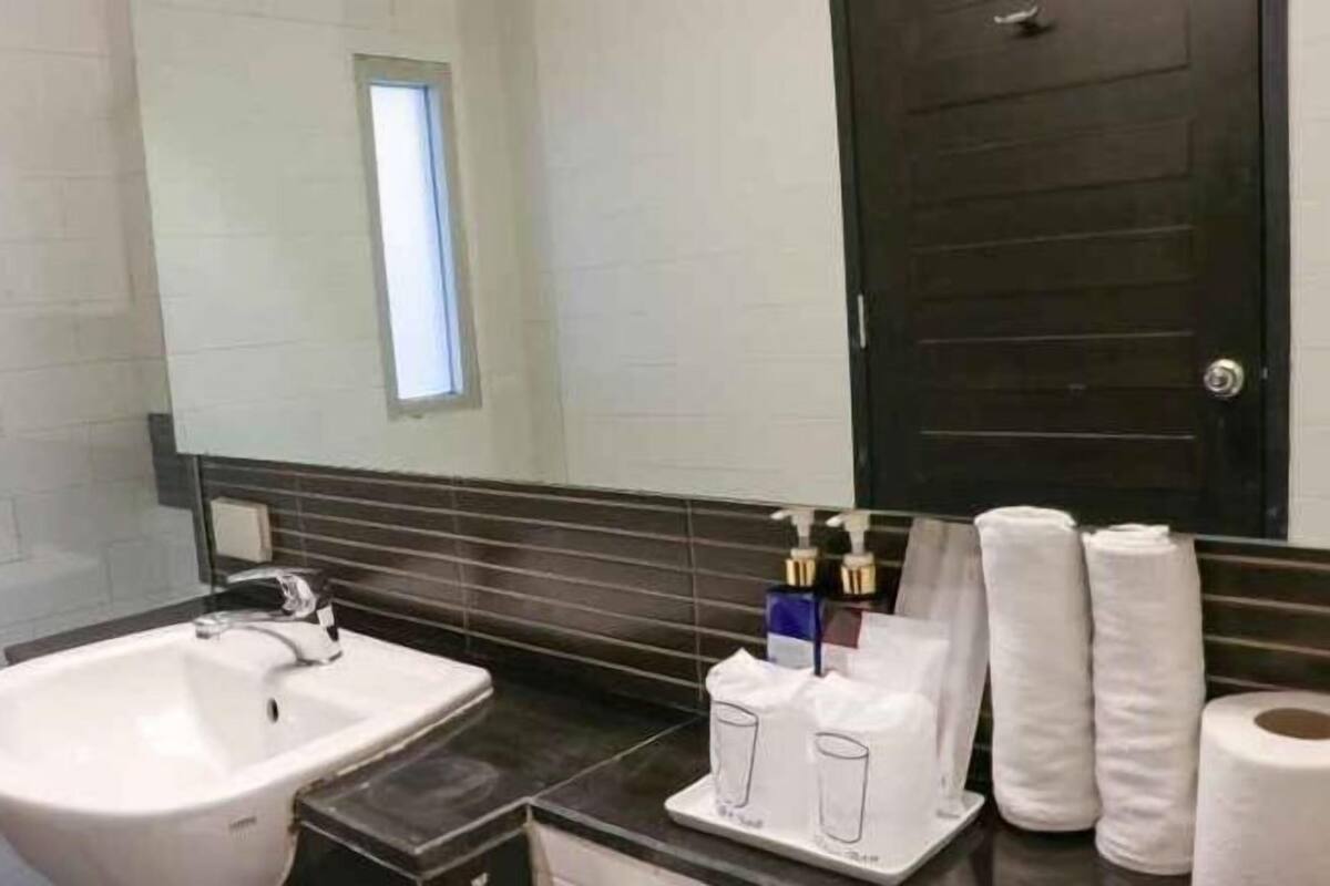 Badezimmer | Haartrockner, Handtücher, Seife, Shampoo