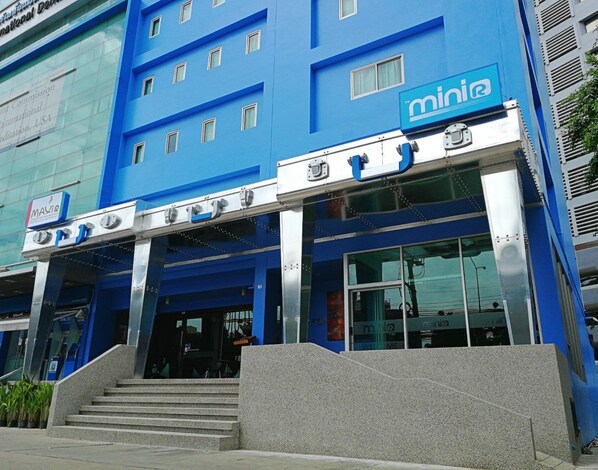 A blue building with a sign for 'minia' and 'MAVIR'.