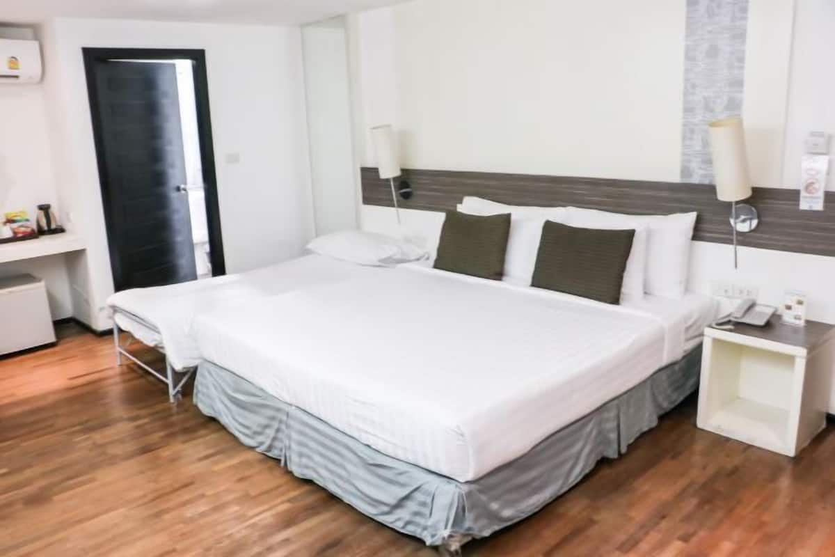 Ropa de cama de alta calidad y caja de seguridad en la habitación