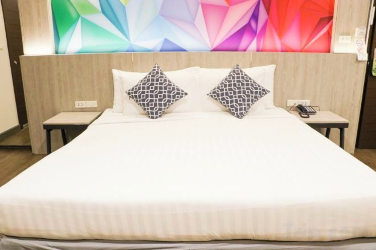 Premium bedding, in-room safe, desk, laptop workspace