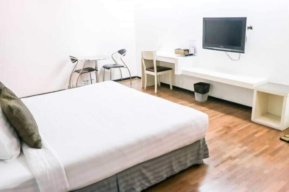 Ropa de cama de alta calidad y caja de seguridad en la habitación