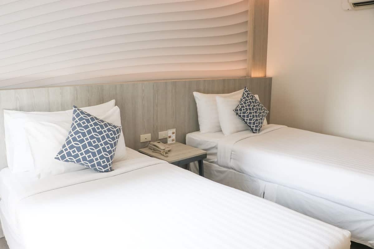 Premier Twin with City Views | Ropa de cama de alta calidad y caja de seguridad en la habitación