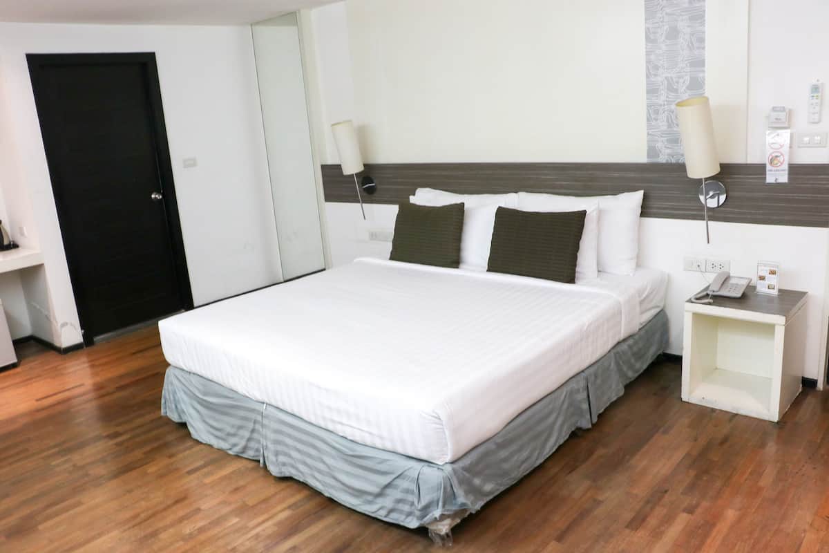 Ropa de cama de alta calidad y caja de seguridad en la habitación