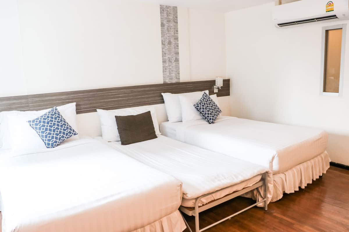 Habitación triple superior | Ropa de cama de alta calidad y caja de seguridad en la habitación