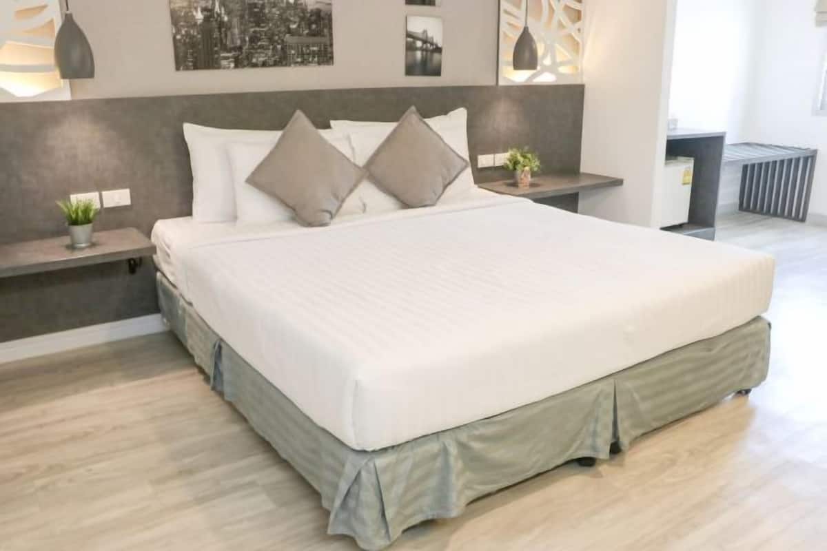 Ropa de cama de alta calidad y caja de seguridad en la habitación