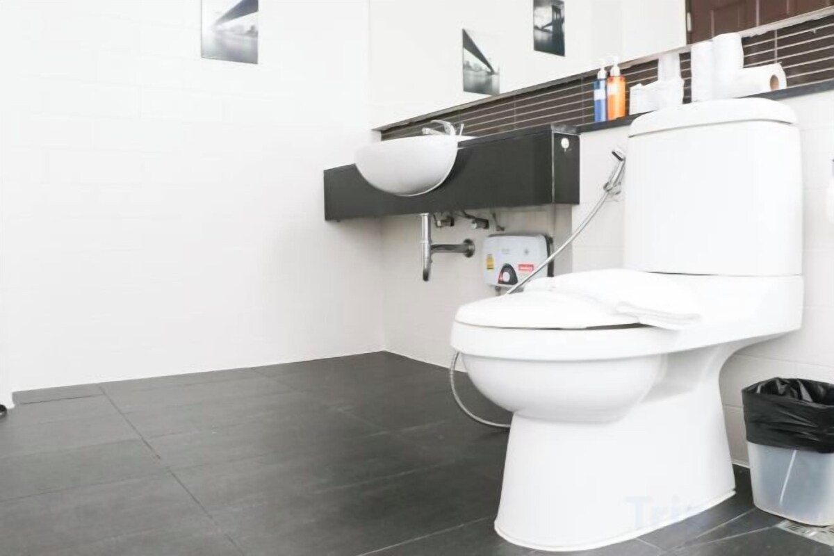Badezimmer | Haartrockner, Handtücher, Seife, Shampoo