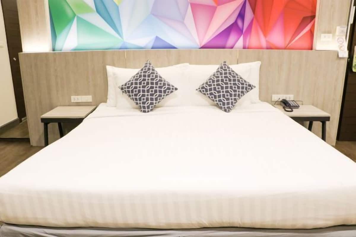 Ropa de cama de alta calidad y caja de seguridad en la habitación