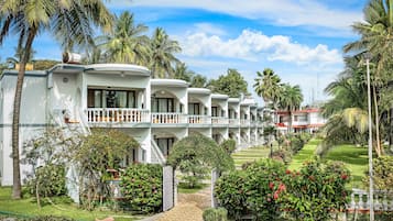 Ylelliset vuodevaatteet, minibaari, tallelokero huoneessa