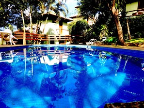 Una piscina al aire libre (de 10:00 a 19:30), tumbonas