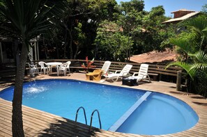 Outdoor pool, open 10 AM to 7:30 PM, pool loungers - Pousada Sarata Village Ferradura (Buzios)