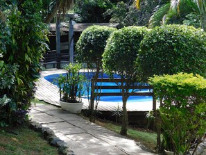 Una piscina al aire libre (de 10:00 a 19:30), tumbonas