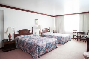 Quarto superior, 2 camas Queen | Frigobar, cofres nos quartos, individualmente decorados