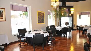 2 Restaurants; Frühstück, Mittagessen und Abendessen werden serviert