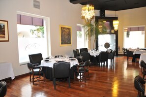 2 restaurantes, com serviço de café da manhã e almoço; culinária local