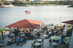 2 quầy bar/khu lounge, quầy bar bên hồ bơi