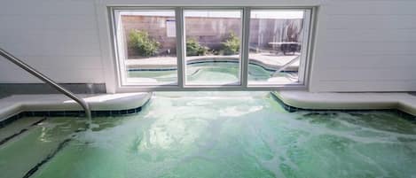 Innendørsbasseng, sesongbasert utendørsbasseng og bassengparasoller