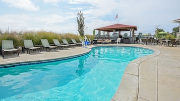Piscine couverte, piscine extérieure (ouverte en saison)