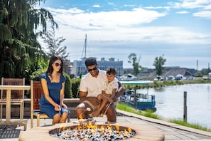 A family by a fire pit with a waterfront view. - The Inn At Harbor Shores (Saint Joseph)