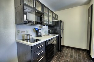 Refrigerador con freezer, microondas, placa de cocina, lavavajillas