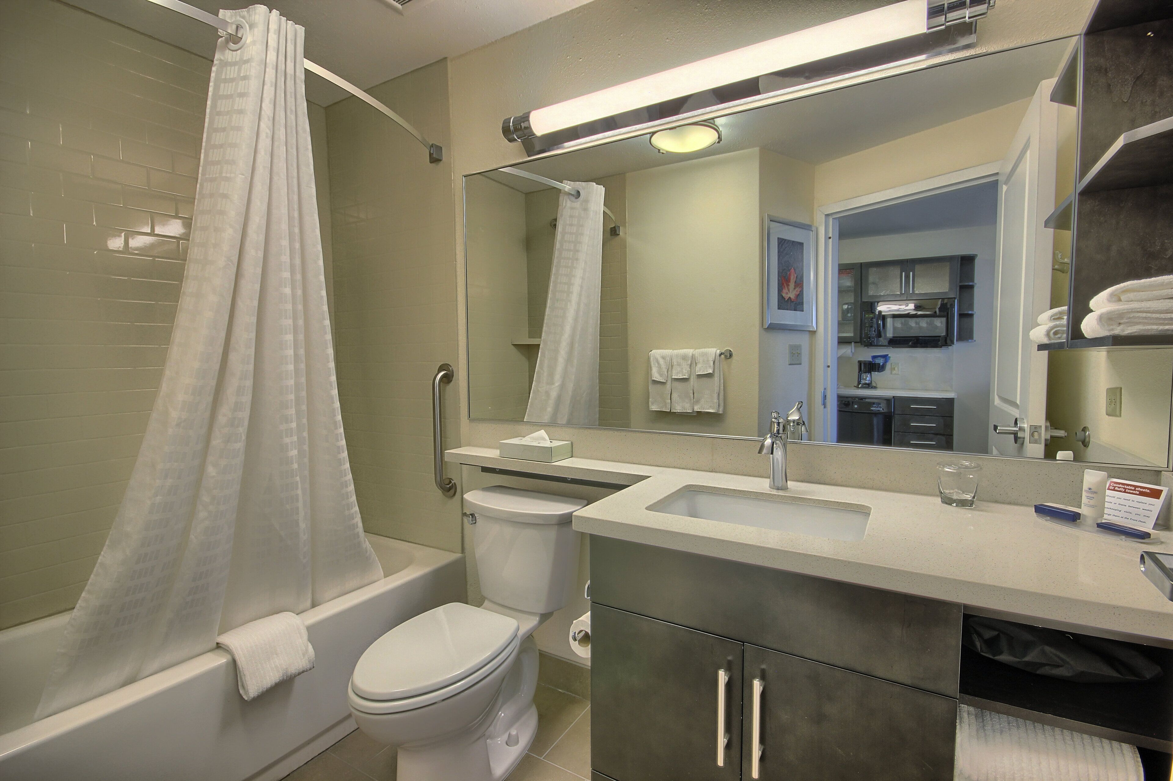Un baño moderno con bañera, inodoro y lavamanos.